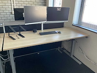Bureau met monitoren - afbeelding 1 van  12