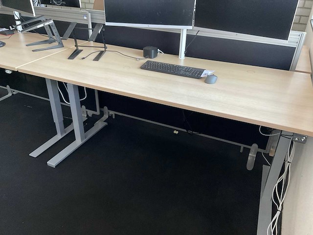 Bureau met monitoren - afbeelding 6 van  12