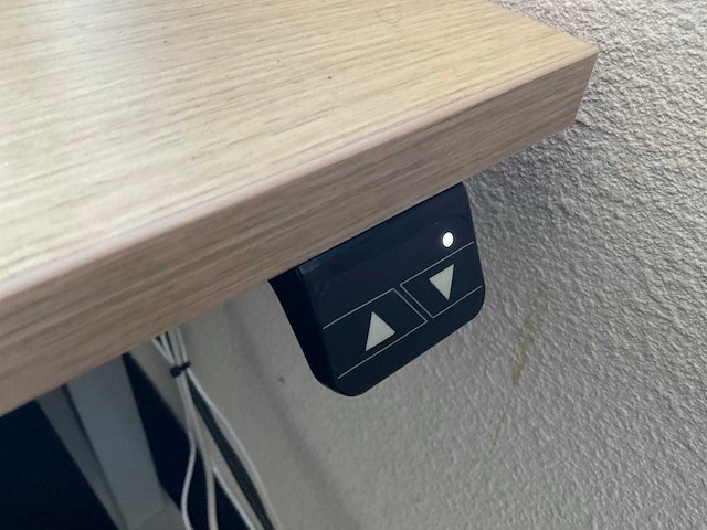 Bureau met monitoren - afbeelding 7 van  12