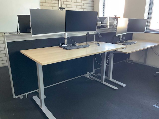 Bureau met monitoren - afbeelding 1 van  15