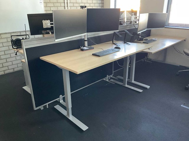 Bureau met monitoren - afbeelding 8 van  15