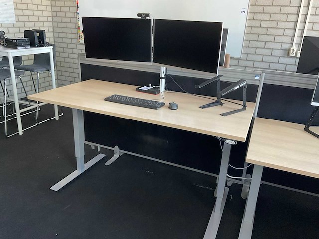 Bureau met monitoren - afbeelding 15 van  15