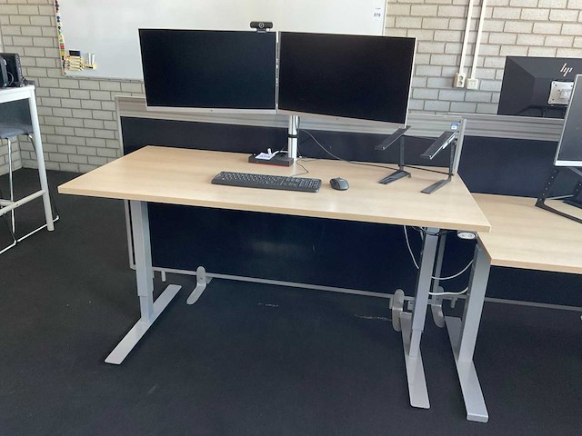 Bureau met monitoren - afbeelding 9 van  15
