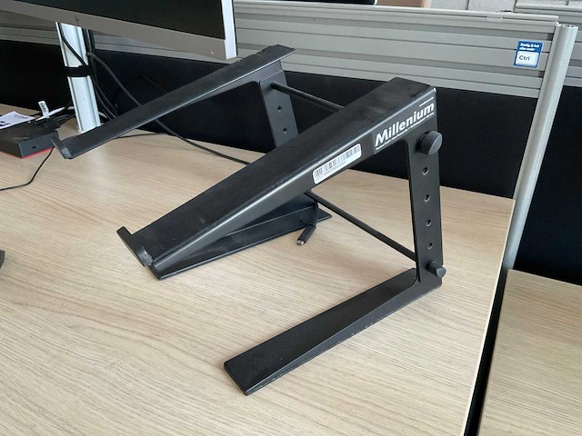 Bureau met monitoren - afbeelding 13 van  15