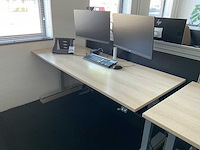 Bureau met monitoren - afbeelding 1 van  8