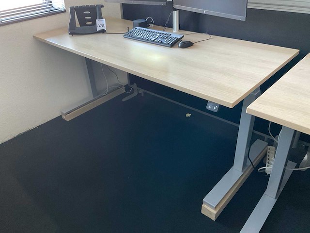 Bureau met monitoren - afbeelding 2 van  8