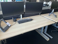Bureau met monitoren - afbeelding 3 van  8