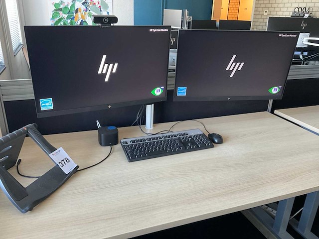 Bureau met monitoren - afbeelding 4 van  8