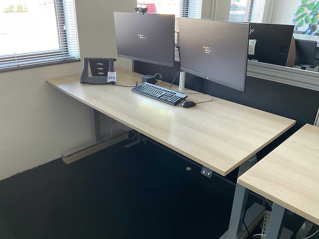 Bureau met monitoren - afbeelding 8 van  8
