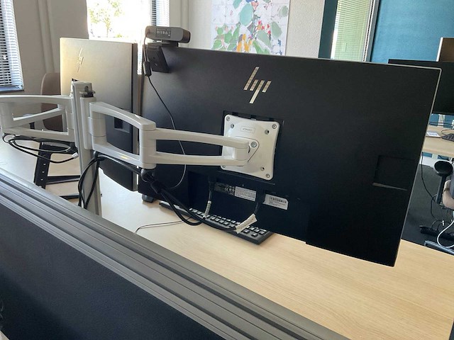 Bureau met monitoren - afbeelding 3 van  15