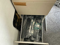 Bureau met pc randapparatuur en kast - afbeelding 3 van  11