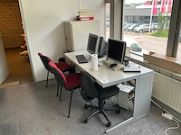 Bureau met pc randapparatuur en kast - afbeelding 1 van  11