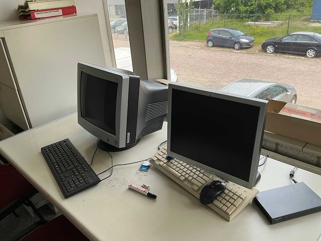 Bureau met pc randapparatuur en kast - afbeelding 4 van  11