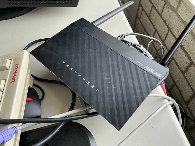 Bureau met pc randapparatuur en kast - afbeelding 6 van  11