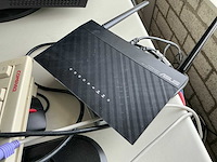 Bureau met pc randapparatuur en kast - afbeelding 6 van  11