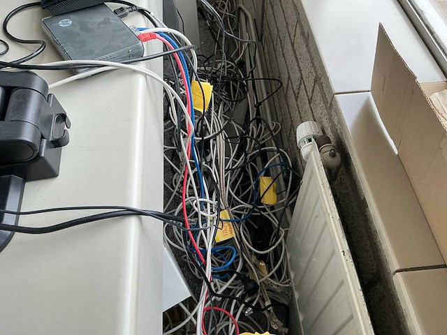 Bureau met pc randapparatuur en kast - afbeelding 8 van  11