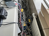 Bureau met pc randapparatuur en kast - afbeelding 8 van  11