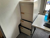 Bureau met pc randapparatuur en kast - afbeelding 9 van  11