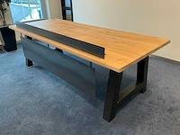 Bureau met stalen rand
