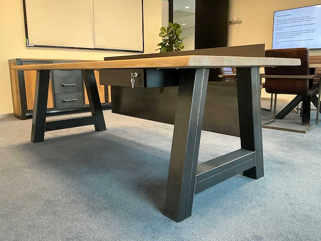 Bureau met stalen rand - afbeelding 4 van  5
