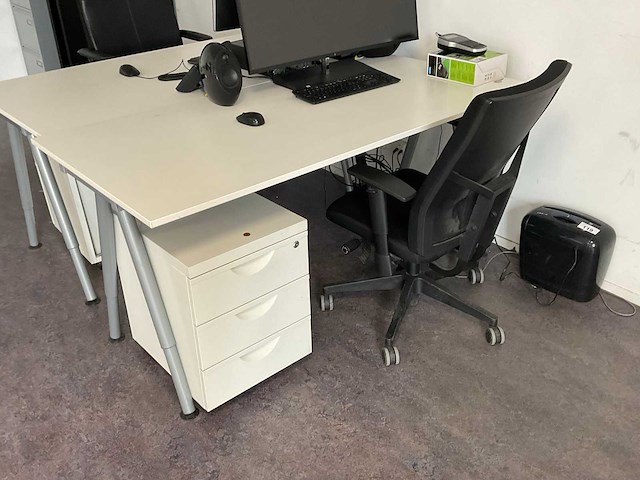 Bureau met stoel en ladenkast - afbeelding 1 van  1