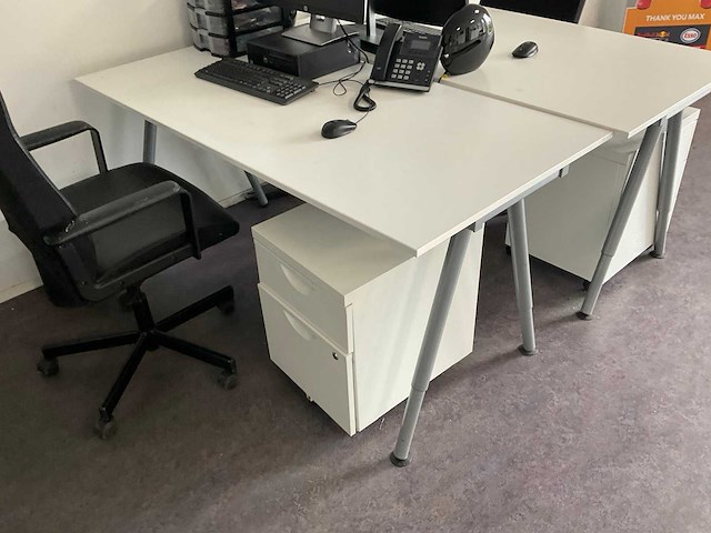 Bureau met stoel en ladenkast - afbeelding 2 van  2