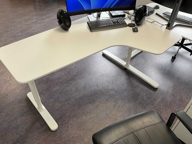 Bureau met stoel en ladenkast - afbeelding 1 van  1