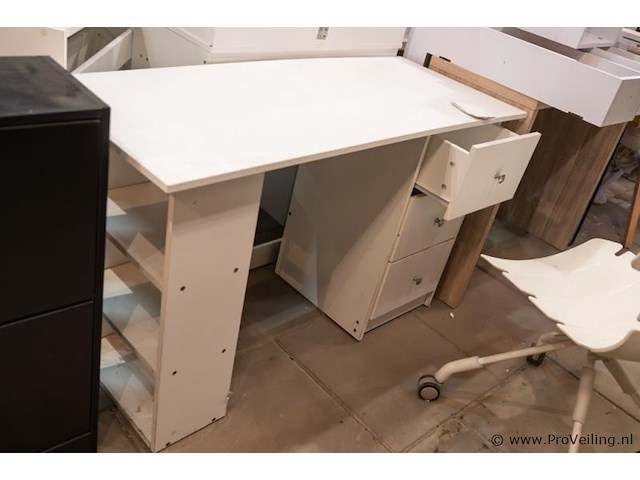 Bureau met stoel, toilettafel met kruk & schoenenkast - afbeelding 6 van  9