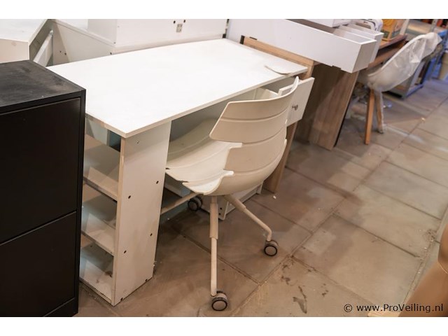 Bureau met stoel, toilettafel met kruk & schoenenkast - afbeelding 8 van  9