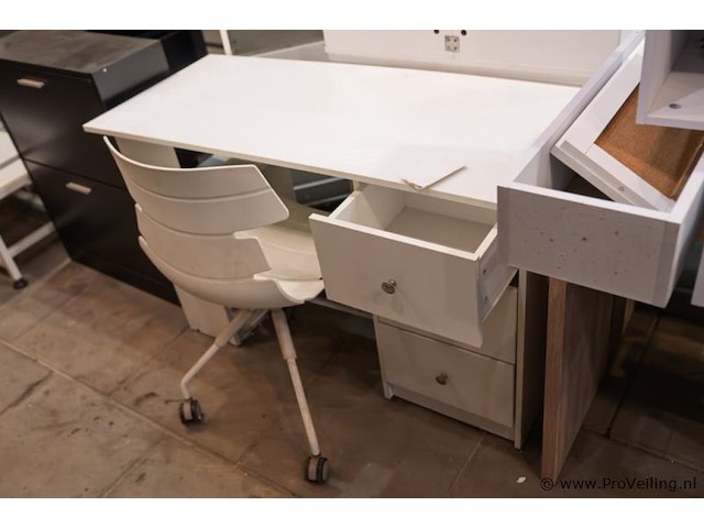 Bureau met stoel, toilettafel met kruk & schoenenkast - afbeelding 9 van  9