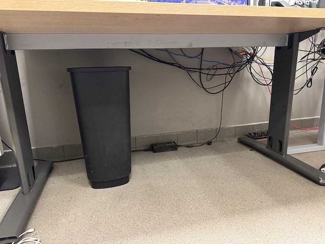 Bureau met stoel - afbeelding 4 van  6