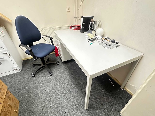 Bureau met stoel - afbeelding 1 van  6