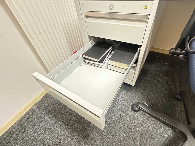 Bureau met stoel - afbeelding 5 van  6