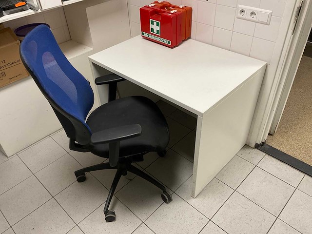 Bureau met stoel - afbeelding 1 van  1