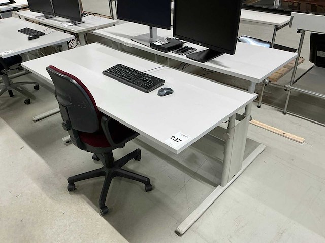 Bureau met stoel - afbeelding 1 van  3
