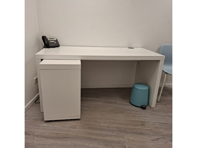 Bureau met stoel - afbeelding 4 van  5