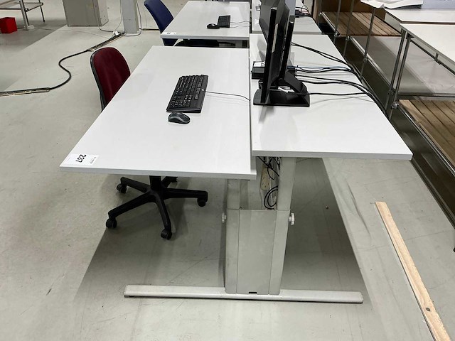 Bureau met stoel - afbeelding 1 van  2
