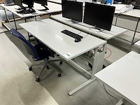 Bureau met stoel - afbeelding 1 van  4
