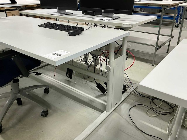 Bureau met stoel - afbeelding 2 van  4