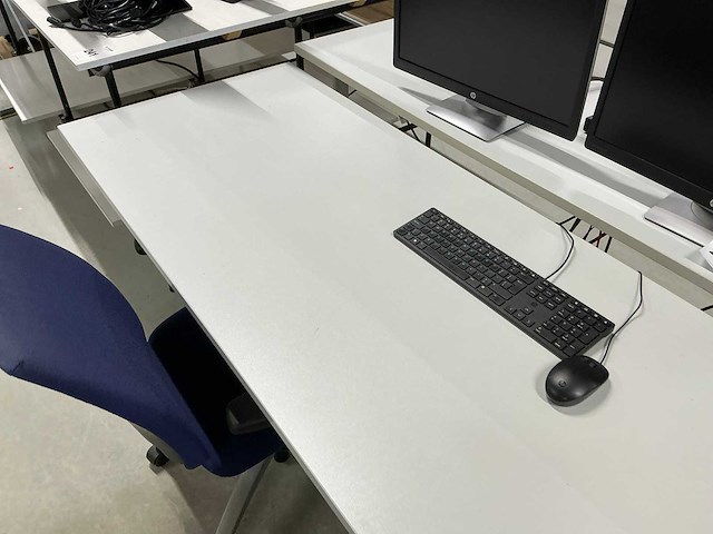 Bureau met stoel - afbeelding 3 van  4