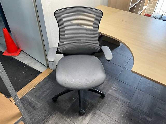 Bureau met stoel - afbeelding 4 van  5