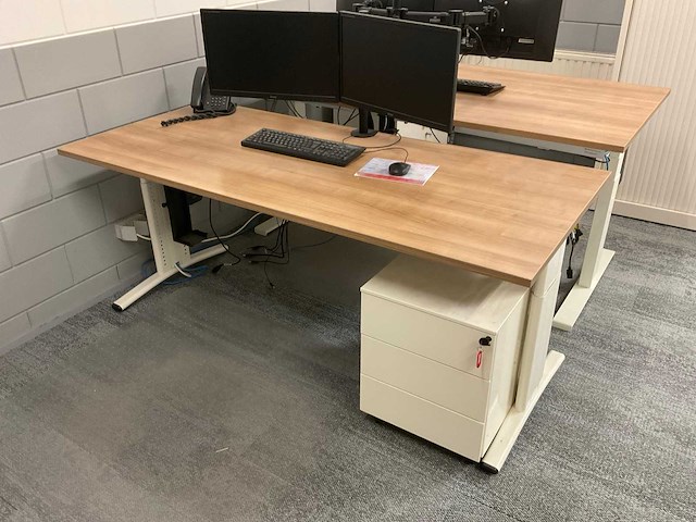Bureau met tft schermen - afbeelding 1 van  5
