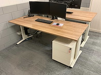 Bureau met tft schermen - afbeelding 1 van  5