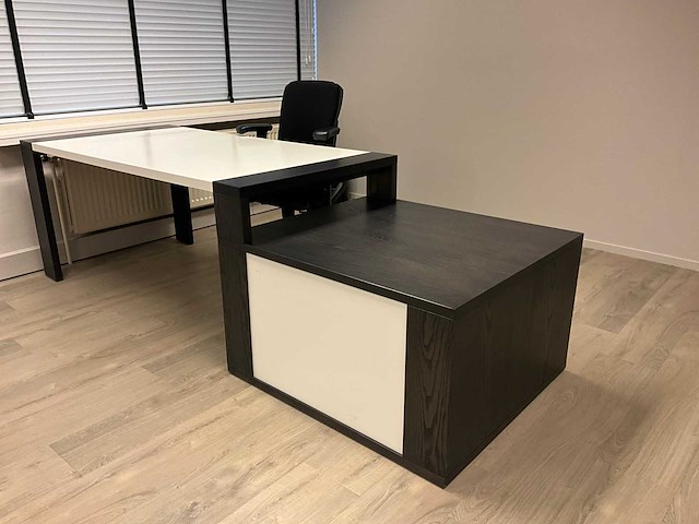Bureau met vast ladenblok (2x) - afbeelding 1 van  6