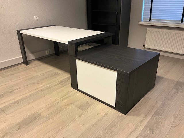 Bureau met vast ladenblok (3x) - afbeelding 1 van  7