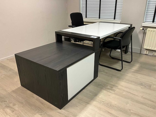 Bureau met vast ladenblok - afbeelding 1 van  7