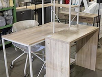 Bureau, sidetable, stoel & vloerlamp - afbeelding 2 van  3