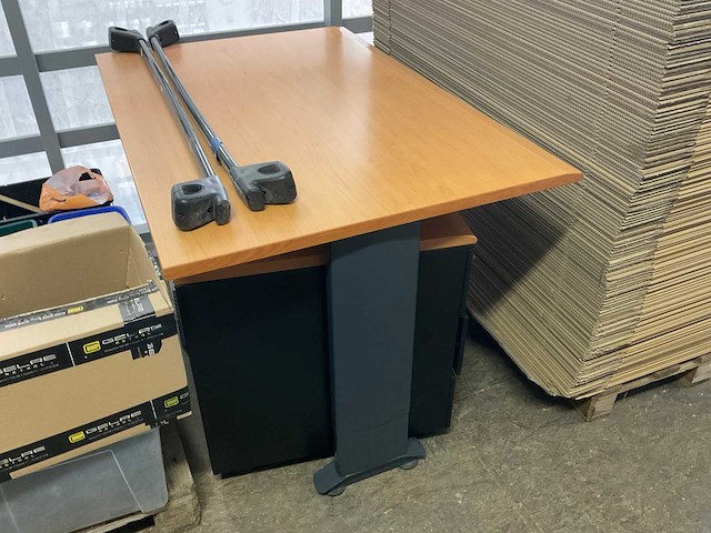Bureau - afbeelding 1 van  1