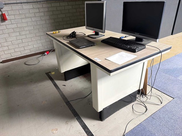 Bureau - afbeelding 1 van  4