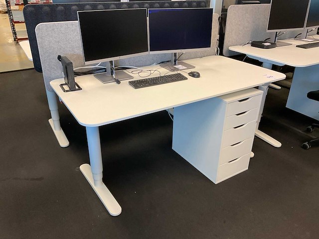 Bureau - afbeelding 1 van  6